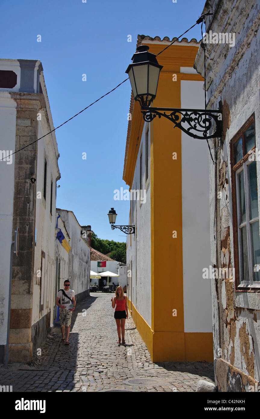 Rue étroites et pavées de la vieille ville, Faro, Faro, Algarve, Portugal Banque D'Images