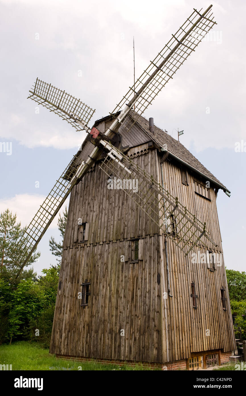 Vieux bois moulin de voiles en Pologne Banque D'Images