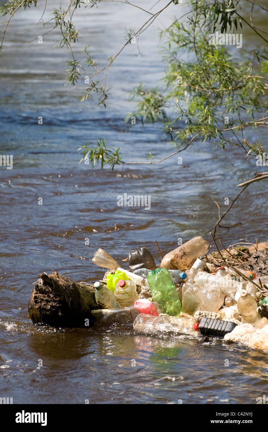 Les bouteilles en plastique d'ordures dommages rivière après une inondation Banque D'Images