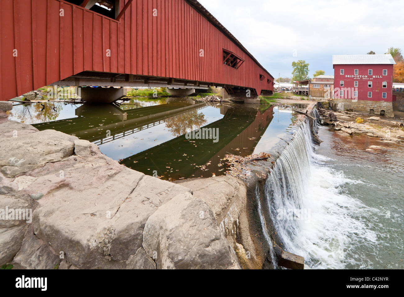 Pont couvert de Bridgeton couvre une cascade à côté de l'original Bridgeton Grist Mill dans Parke Comté, Indiana, USA Banque D'Images