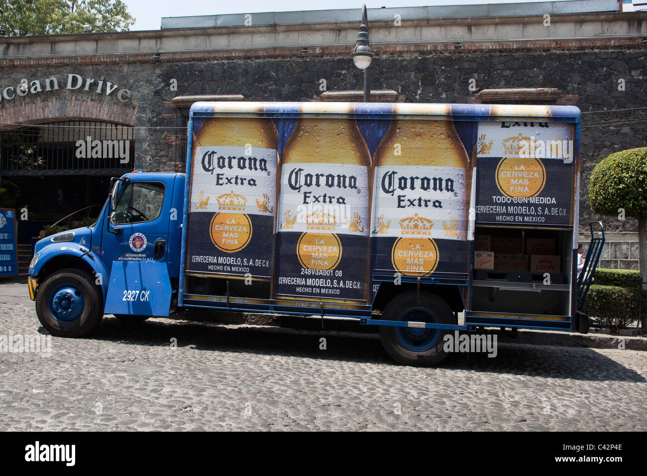 Des camions de livraison de bière Corona Banque D'Images