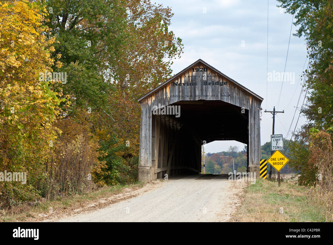 Pont couvert Nevins a été construit en 1920 pour relier le petit Raccoon Creek près de Catlin dans Parke Comté, Indiana, USA Banque D'Images