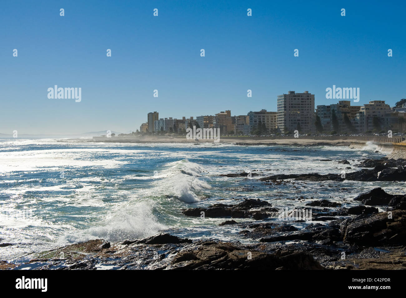 Sea Point vue sur la plage de Beach Road, Cape Town, Afrique du Sud Banque D'Images