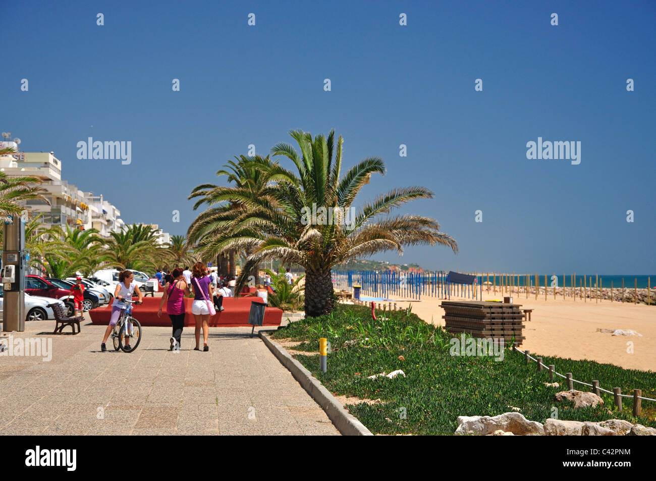 Promenade du front de mer, Quarteira, District de Faro, Algarve, Portugal Banque D'Images