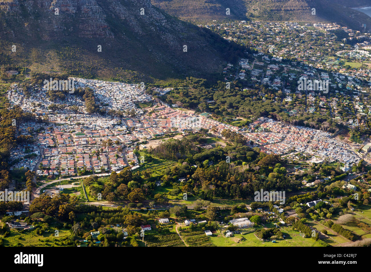 Vue aérienne de Imizamo Yethu township (aka Mandela Park) à Hout Bay, à Cape Town, Afrique du Sud. Banque D'Images