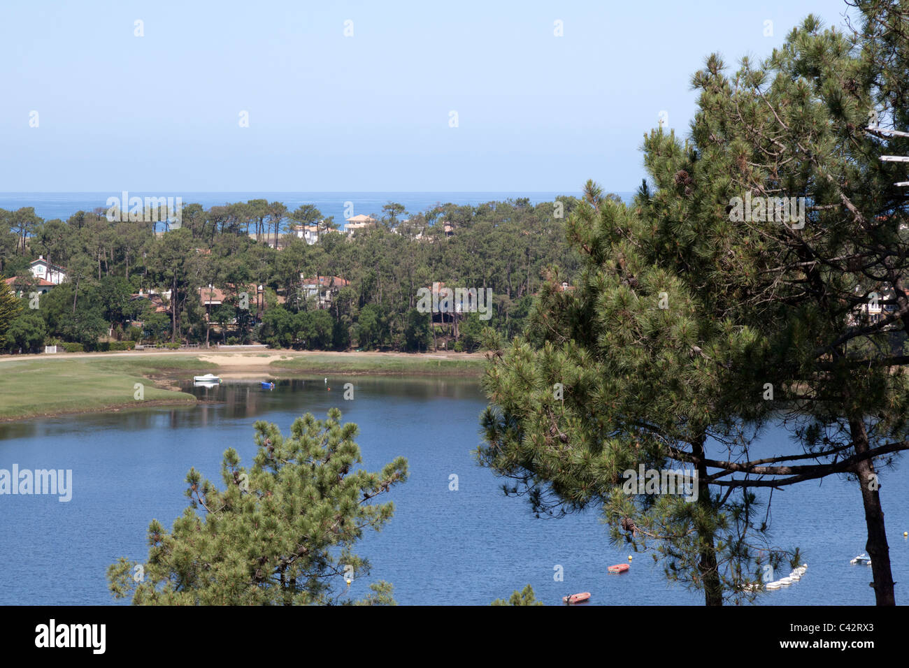 À Hossegor, entre mer et le lac marin à marée basse (Aquitaine - France).  Entre Atlantique et lac marin, à Hossegor Photo Stock - Alamy