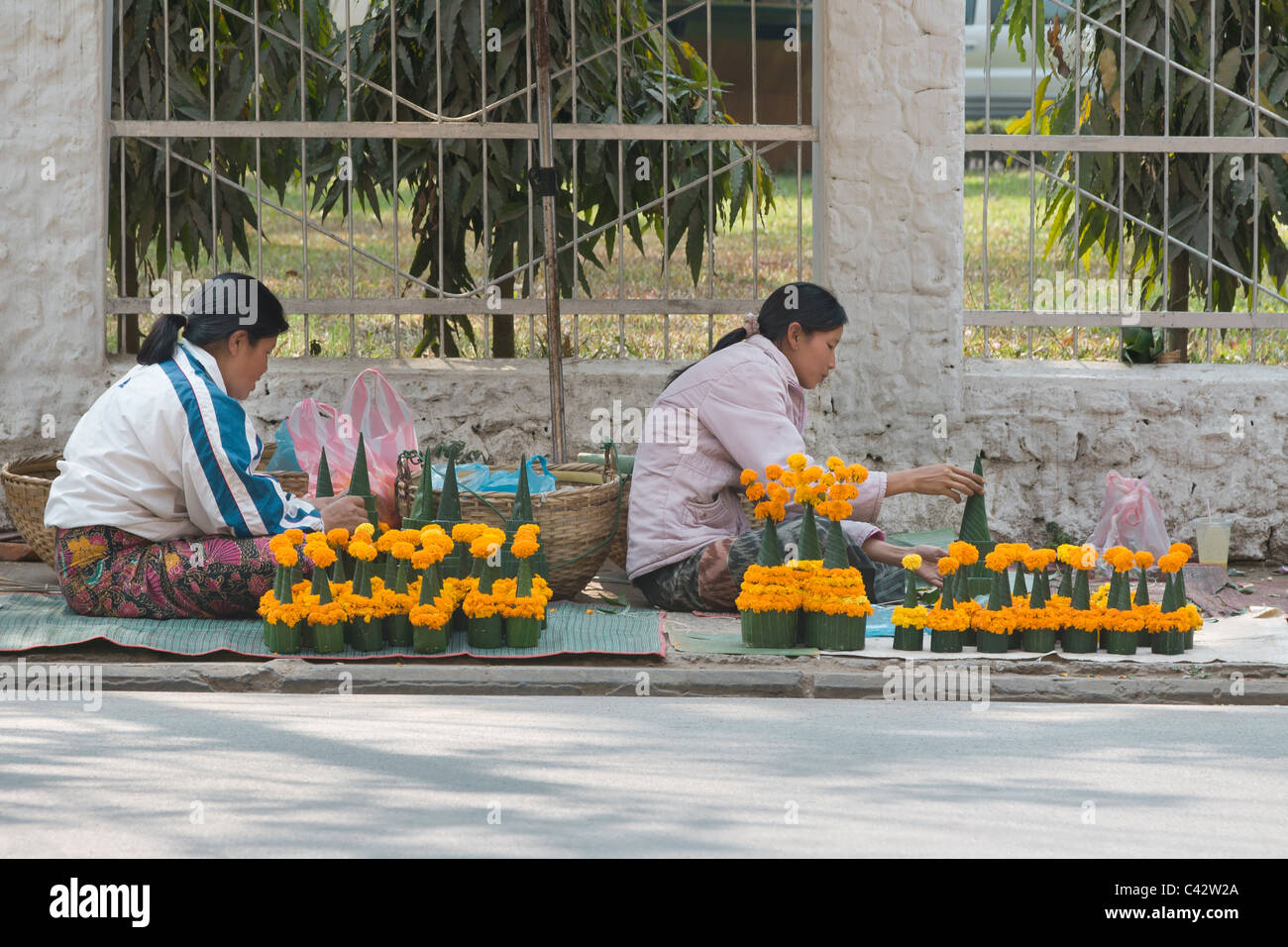 Offres de fleurs à vendre à Luang Prabang Banque D'Images