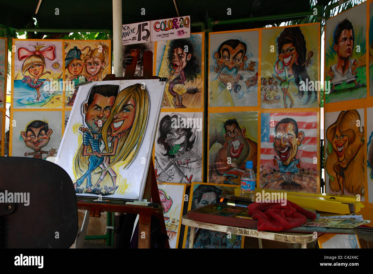 L'étal d'un caricaturiste au marché Hippie, Santa Eulalia, Ibiza, Espagne Banque D'Images