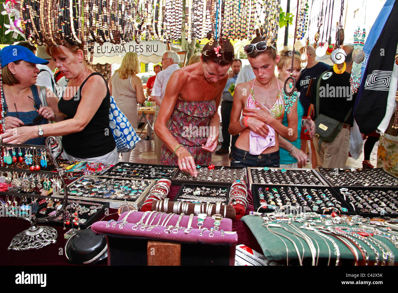 Les touristes shopping dans un marché Hippie, Santa Eulalia, Ibiza, Espagne Banque D'Images