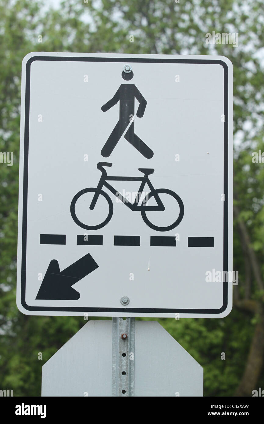 Plaque de rue pour les piétons et vélos crossing Banque D'Images