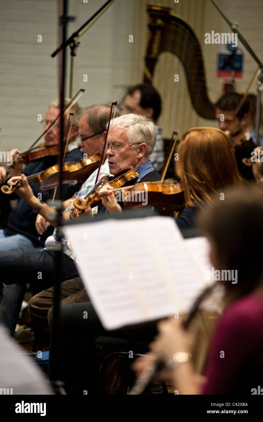 Les musiciens du Royal Philharmonic Orchestra (en se concentrant sur un seul violoniste) lors d'une session d'enregistrement chez AIR Lyndhurst Stud Banque D'Images