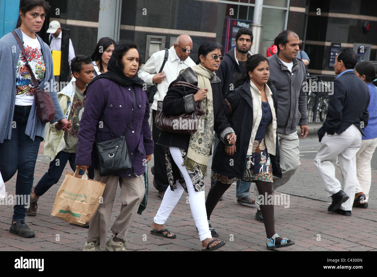 Foule de route indien indien Banque de photographies et d'images à haute  résolution - Alamy