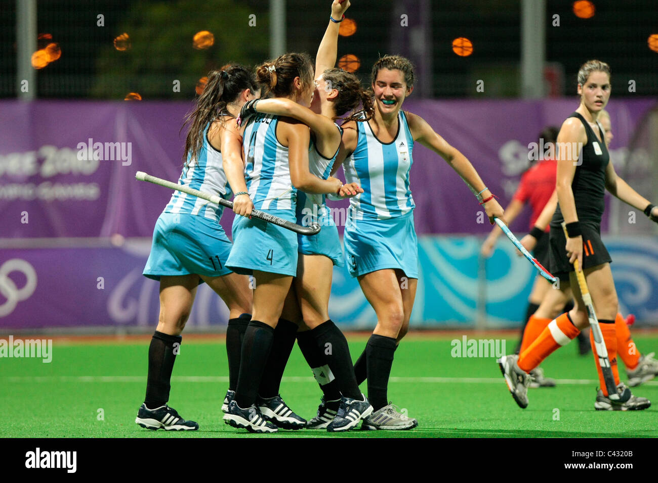 Les joueurs de l'Argentine célèbre son premier but du match lors de la finale féminine de hockey entre l'Argentine et aux Pays-Bas. Banque D'Images