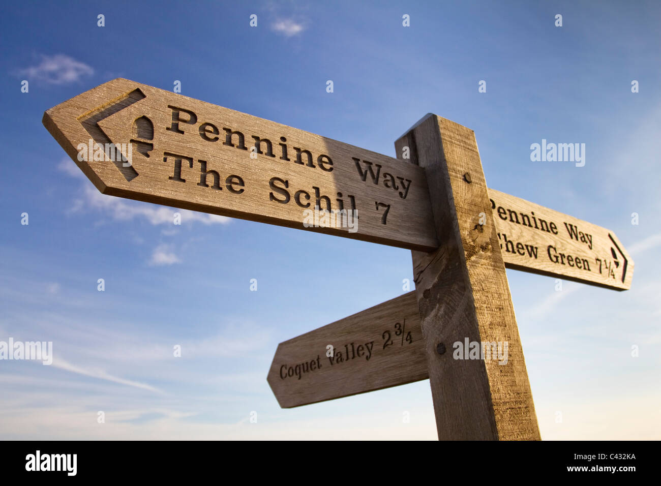 Pennine Way sign au sommet de Windy Gyle dirigée vers la Schil et Chew Green, Northumberland, England Banque D'Images