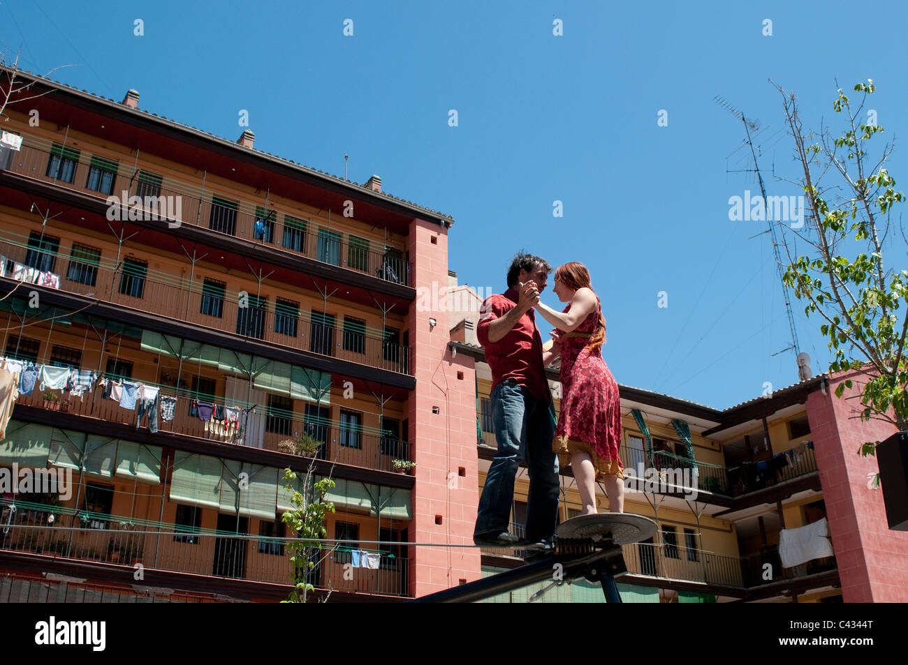 Les colporteurs duo français effectuer en ligne pour Festival de San Isidro, Plaza de la Corrala Lavapies, Madrid, en Espagne Banque D'Images