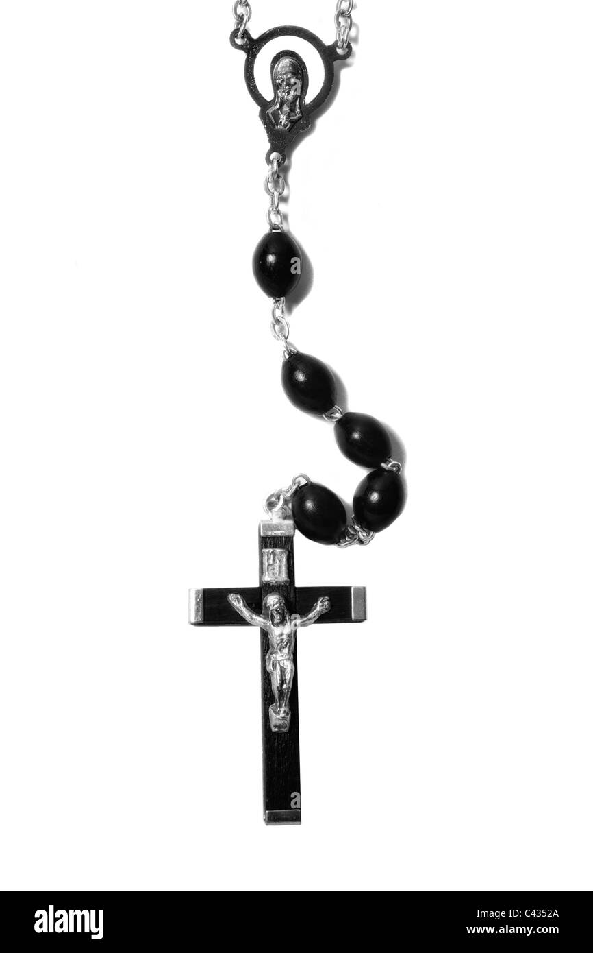 Perles en bois noir catholique crucifix en métal isolé sur fond blanc Banque D'Images