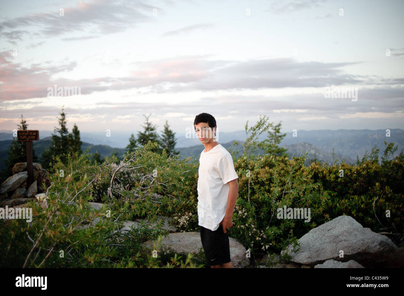 Teenage boy en plein air Banque D'Images