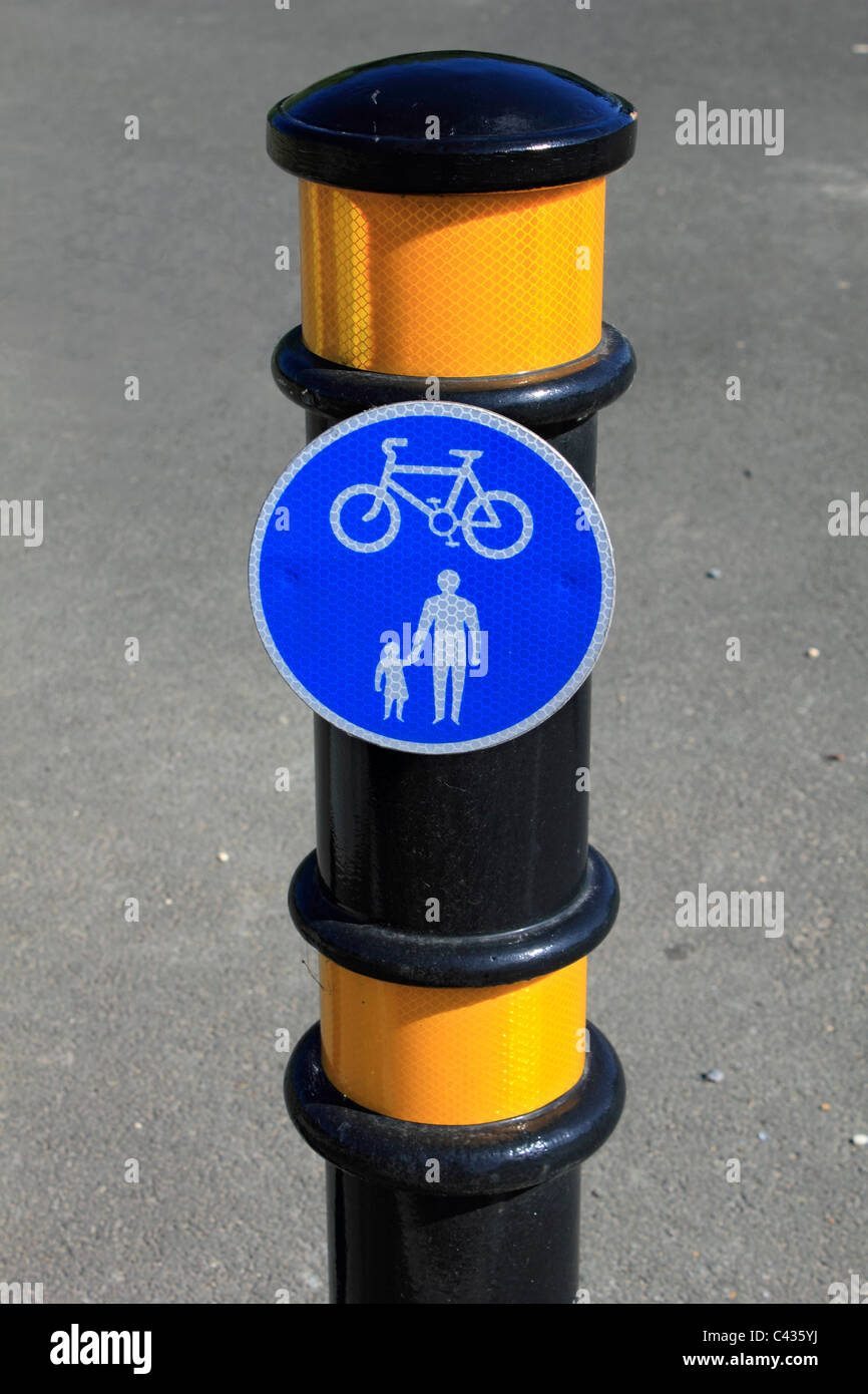 Itinéraire partagé pour cycles et piétons seulement sur noir et jaune poste. Surrey England UK. Banque D'Images