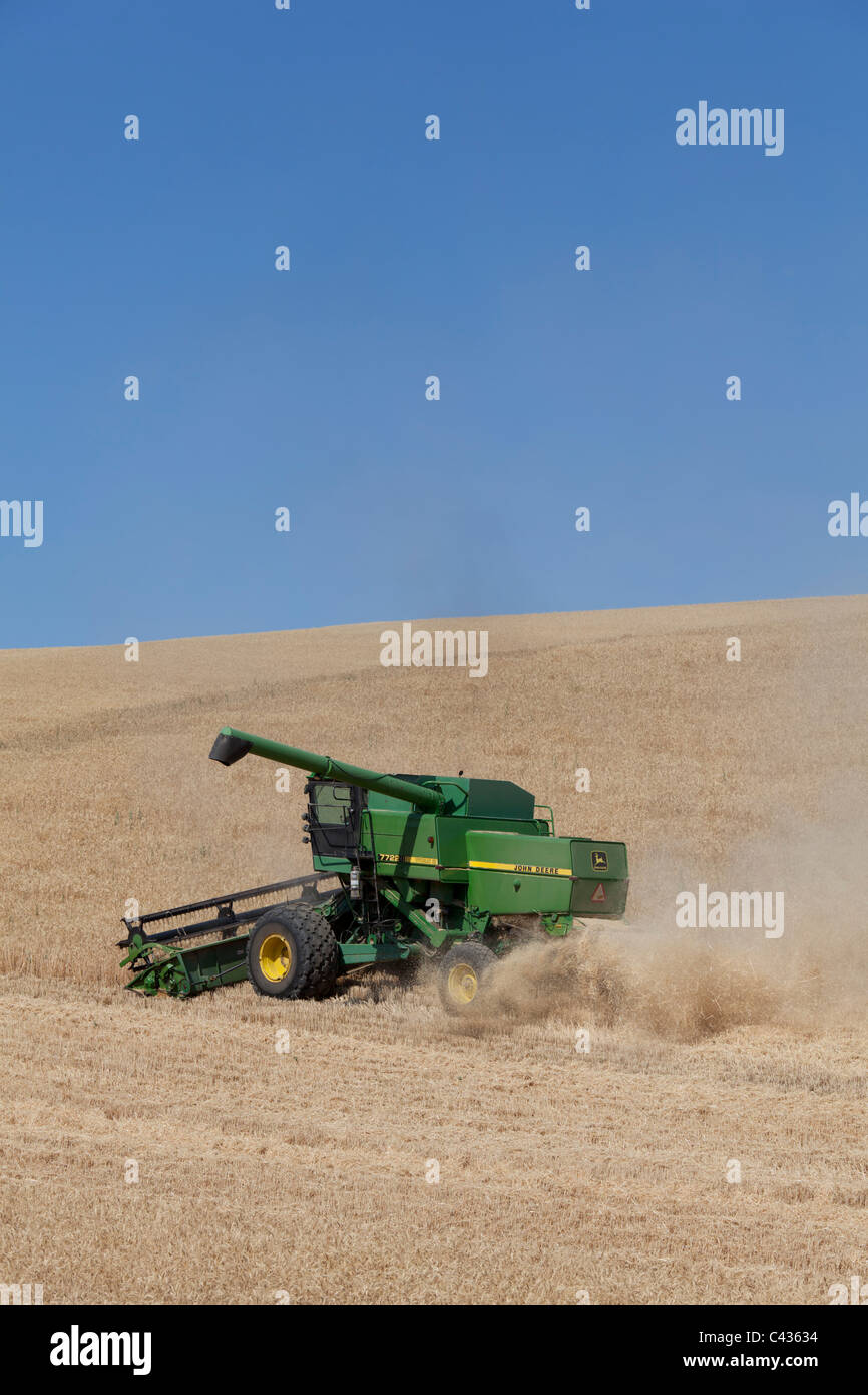 John Deere 7722 Titan II à la moissonneuse-batteuse dans la Palouse Washington USA Banque D'Images
