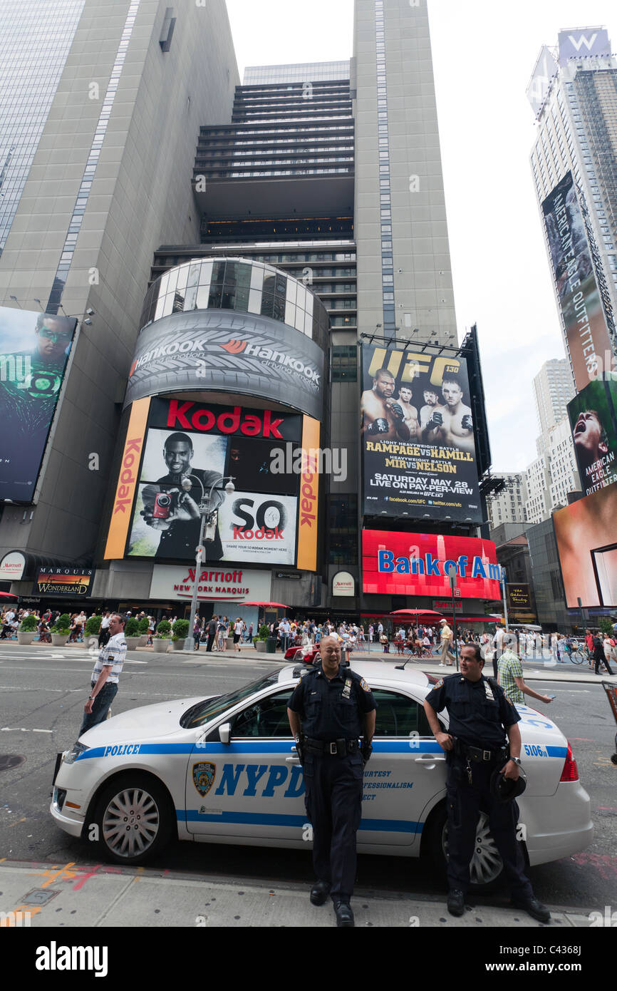 Voiture de police et à Times Square New York USA Banque D'Images