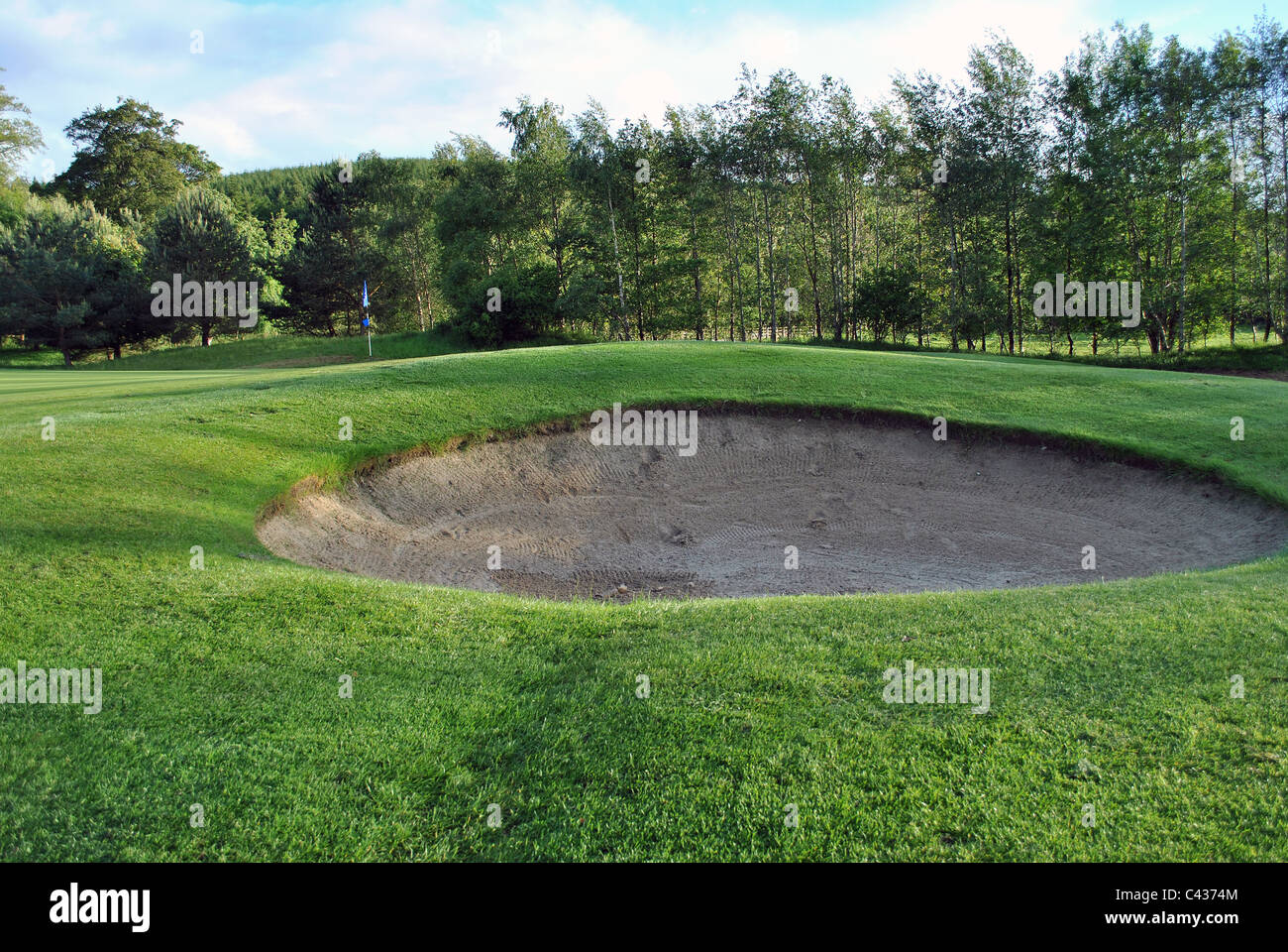 Bunker profond sur un parcours de golf Banque D'Images