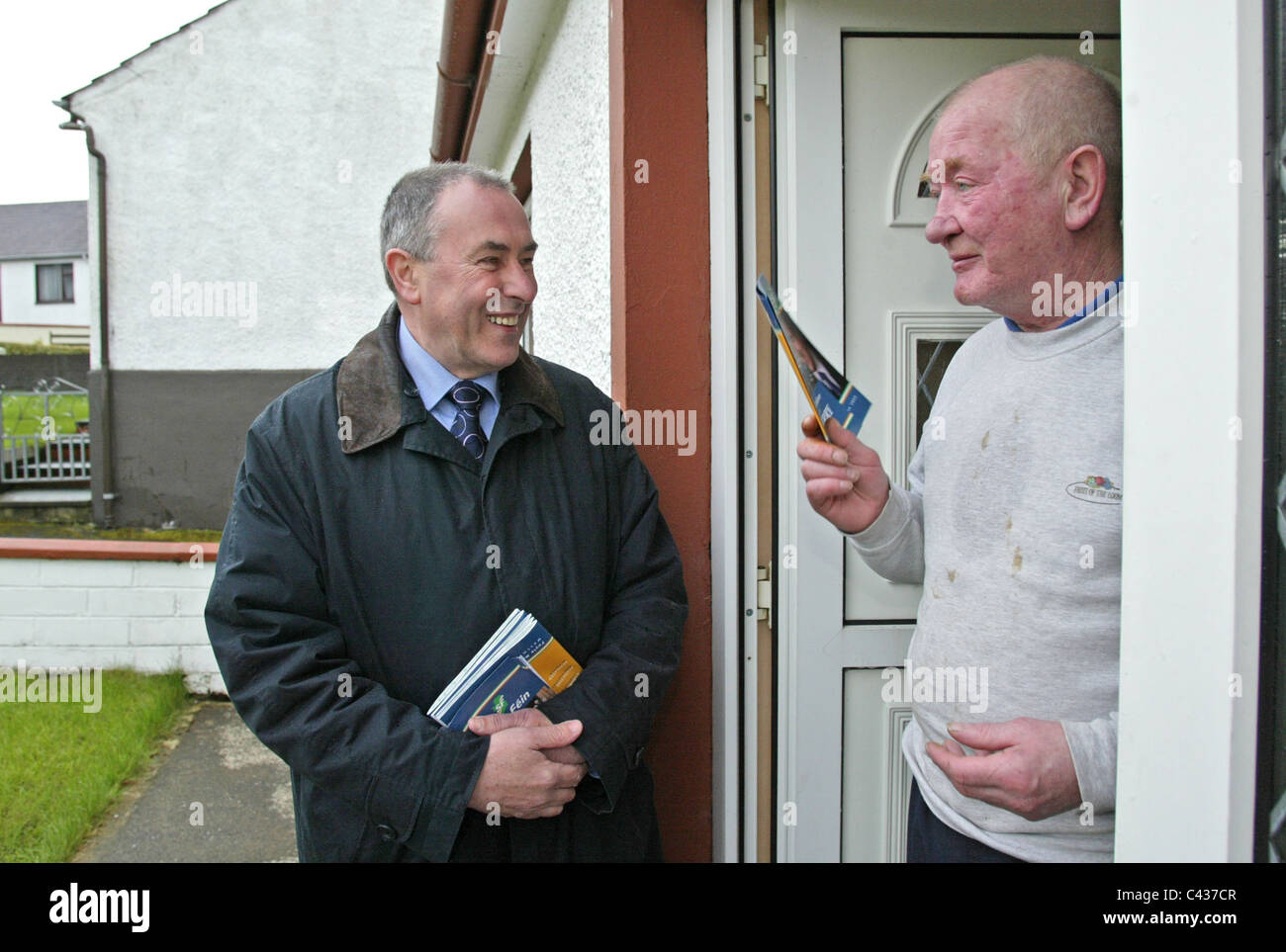 Le député du Sinn Fein pour Foyle Mitchell McLaughlin toiles dans petit hameau de Park dans le comté de Derry, le 13 avril 2005, le nord de l'Irel Banque D'Images