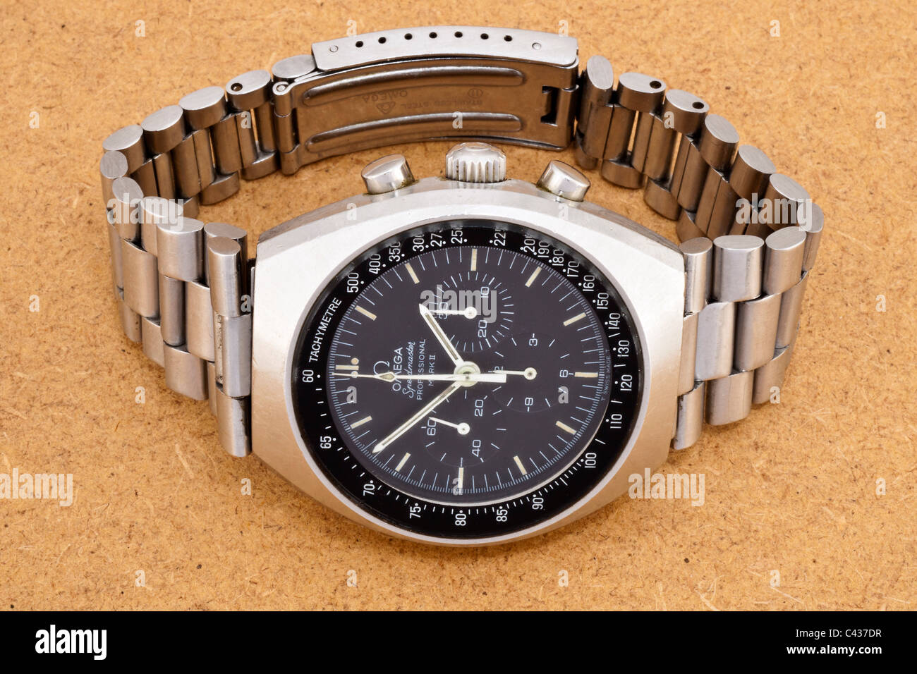 Omega Speedmaster Professional Mark II chronographe en acier inoxydable  montre-bracelet suisse avec cadran noir et blanc mains JMH4894 Photo Stock  - Alamy