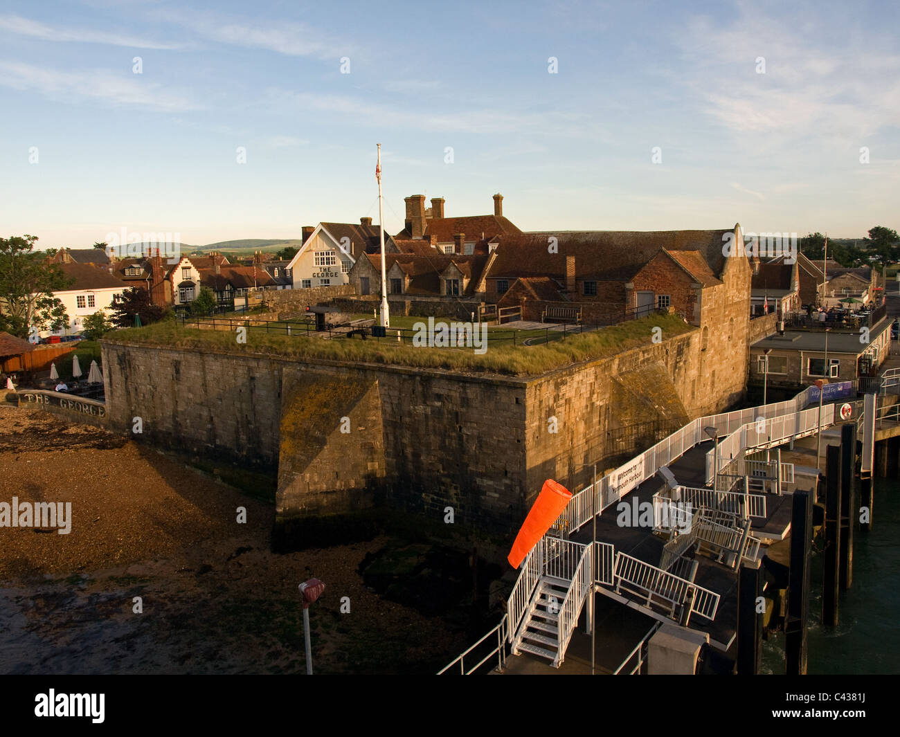 Château de Yarmouth et terminal de ferry Wightlink Isle of Wight Yarmouth Hampshire England UK début de soirée Banque D'Images