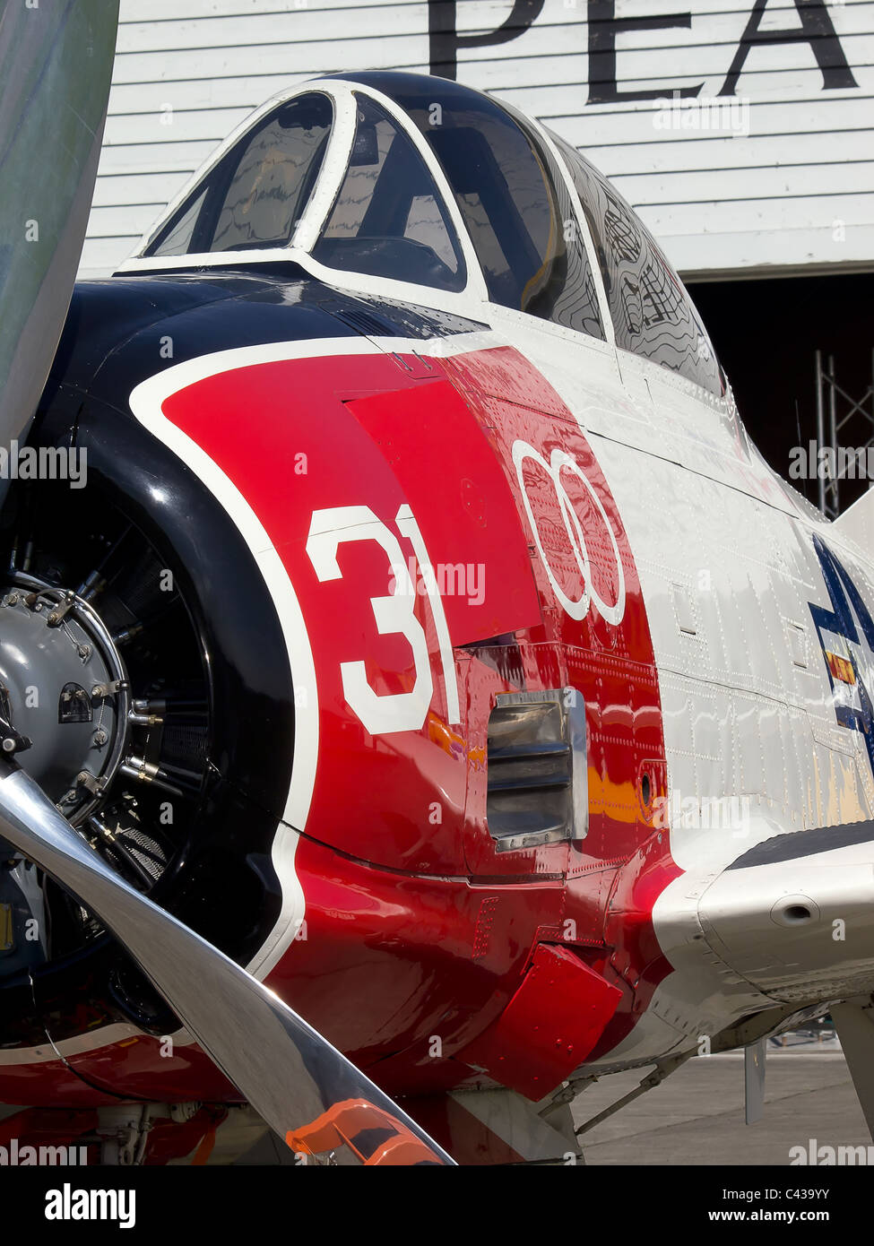 Stock photo d'un T28 avion à l'Aéroport Pearson Air Museum, Vancouver Washington en format portrait. Banque D'Images