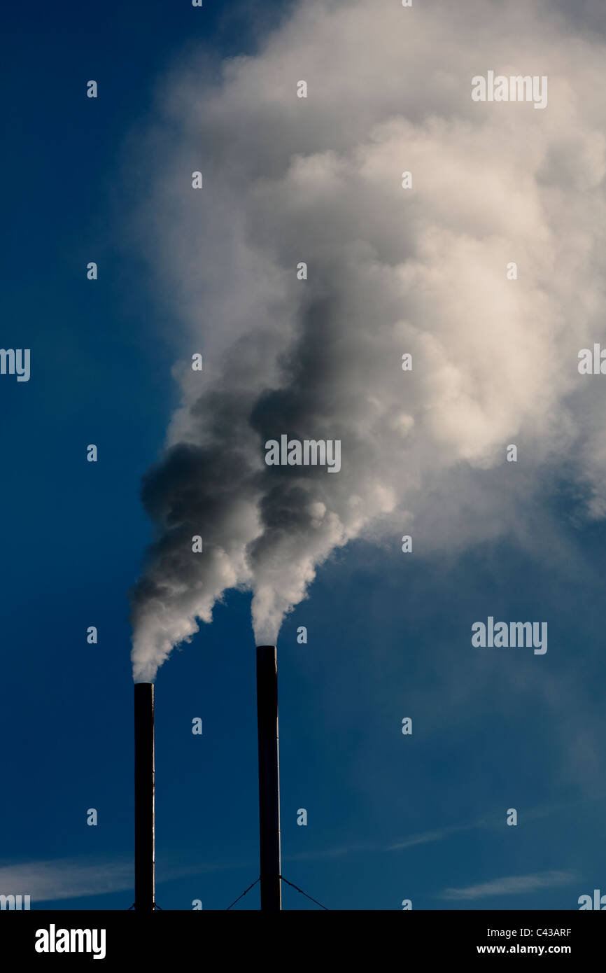 L'évacuation de la vapeur d'une usine industrielle Banque D'Images