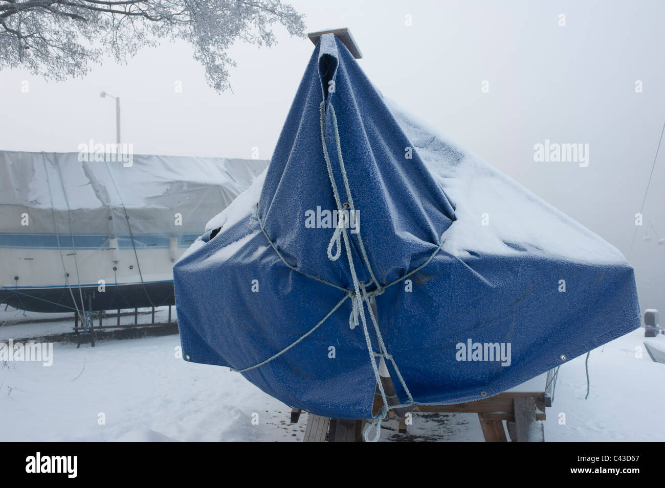 bateau couvert de bâche en hiver Banque D'Images