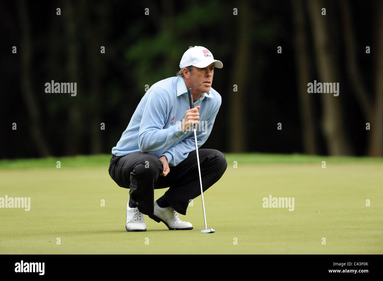 Golfeur professionnel Richard Green s'aligne un putt Banque D'Images