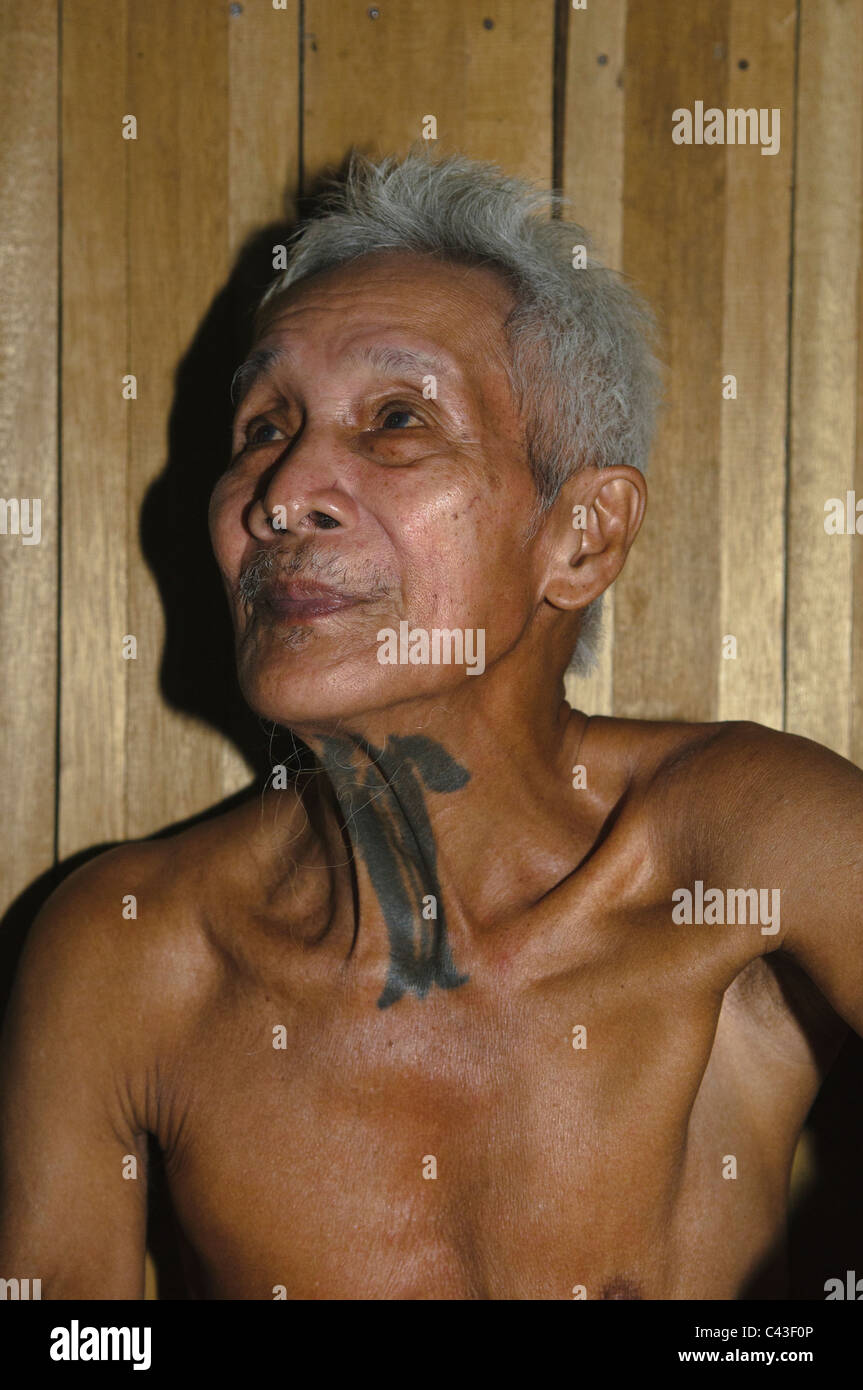 Chasseurs traditionnels avec un aîné Iban tatouage sur son cou à la Nanga Sumpa longhouse au Sarawak, Bornéo, Malaisie Banque D'Images
