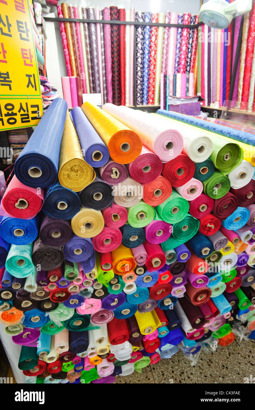 Asie, Corée, Séoul, le marché de Dongdaemun, boutique de tissu, tissu, matériaux, soie, soie, boutique, shopping, marché, marchés, tourisme, Tra Banque D'Images