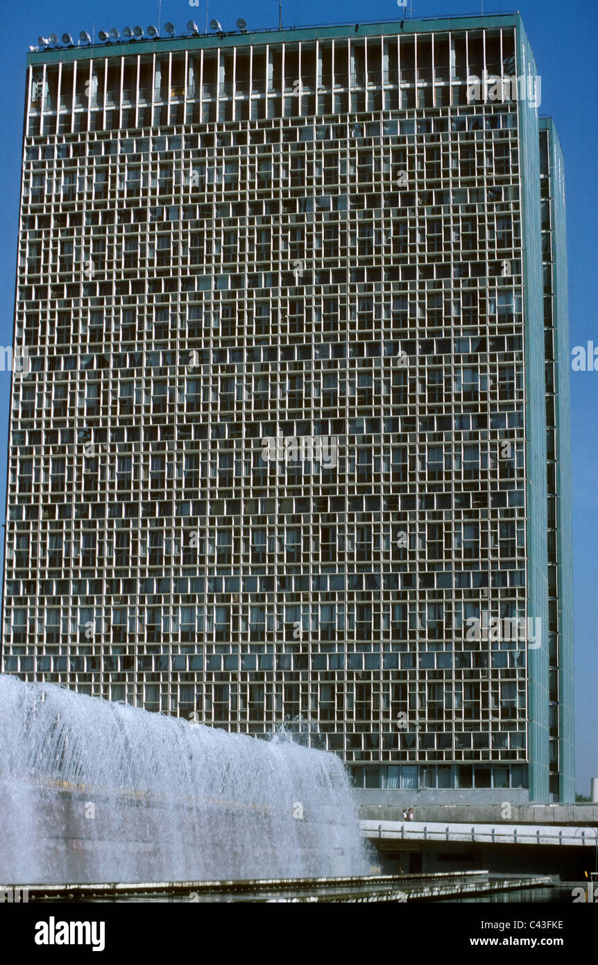 Fontaines en face d'un bâtiment administratif de l'ère soviétique à la Place Lénine, Tachkent, Ouzbékistan. Banque D'Images
