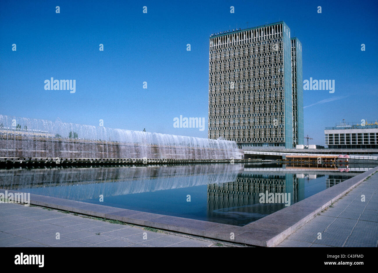 Fontaines en face d'un bâtiment administratif de l'ère soviétique à la Place Lénine, Tachkent, Ouzbékistan. Banque D'Images