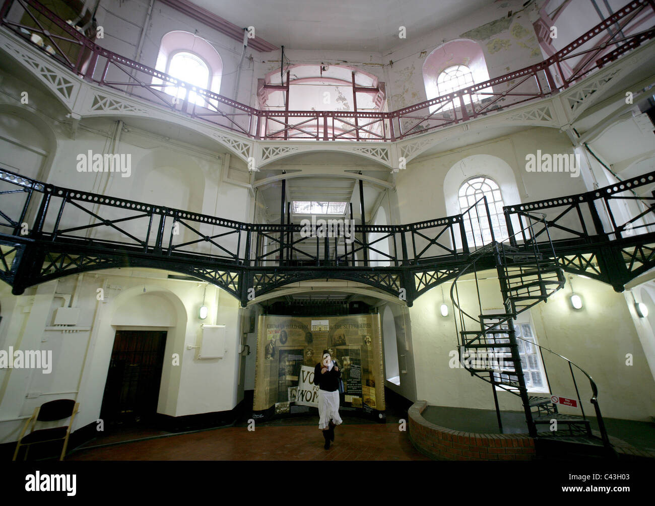 Un touriste promenades autour du cercle à l'intérieur de la prison en route Crumlin Belfast, Irlande du Nord, 20 septembre 2007. La prison rénovée qui une fois tenu certains de l'Irlande du Nord plus craint les terroristes peuvent maintenant devenir le parfait se déplacer ensemble de décisions, un ex-détenu a affirmé aujourd'hui. Avec €1 millions de travaux de restauration au retour de la prison de Crumlin Road d'origine de la façade 1845 gloire. Banque D'Images