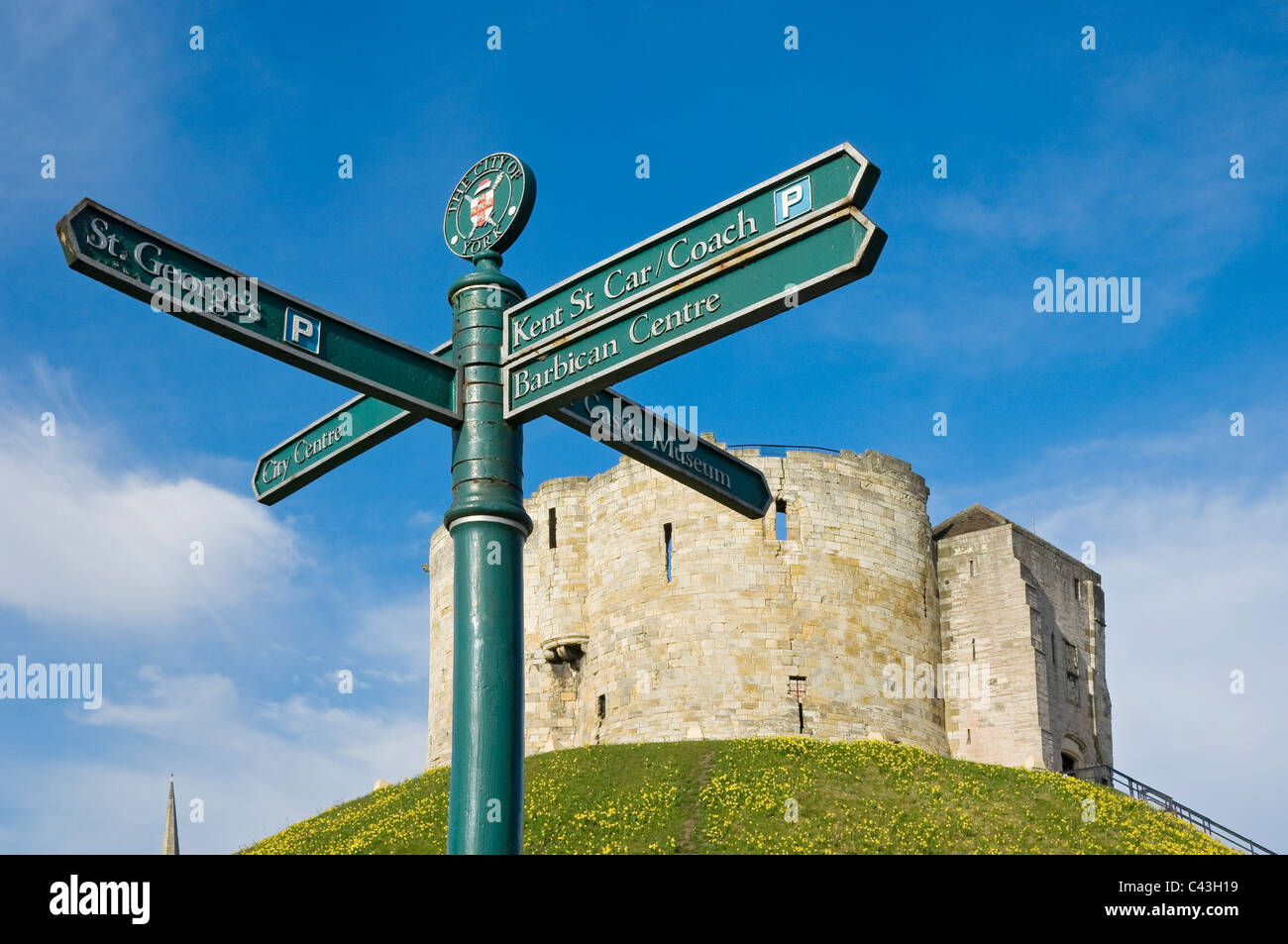 Gros plan sur l'étiquette d'informations touristiques et Cliffords Tower au printemps York North Yorkshire England Royaume-Uni GB Grande-Bretagne Banque D'Images