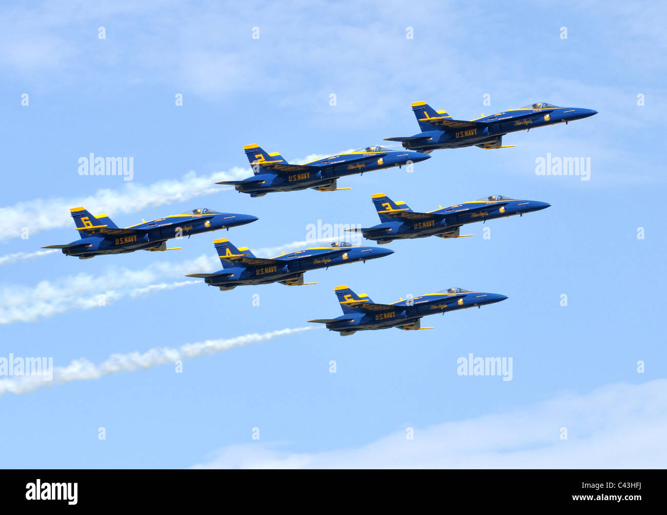 L'escadron de démonstration en vol de l'US Navy, le Blue Angels volent en formation au-dessus de Naval Air Station Joint Reserve Base New ou Banque D'Images