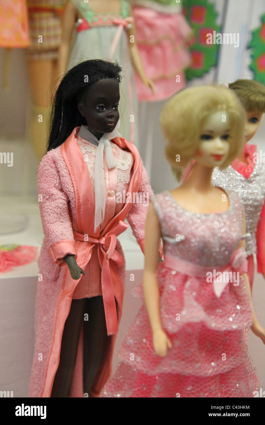 Poupée Barbie noire exposée au Musée du jouet de Prague en République  tchèque Photo Stock - Alamy