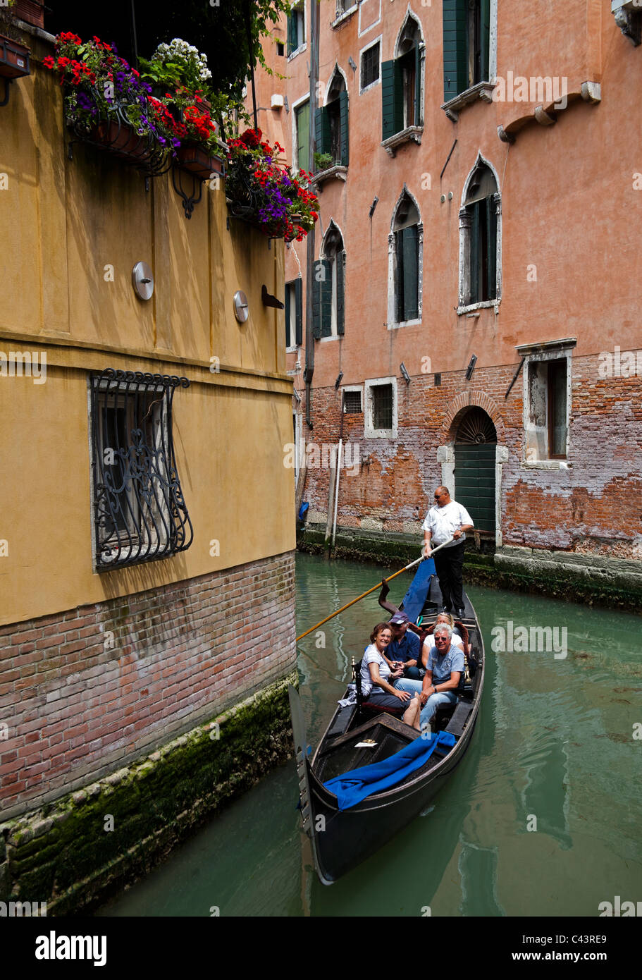 Gondole de Venise sur canal avec les touristes visites Banque D'Images
