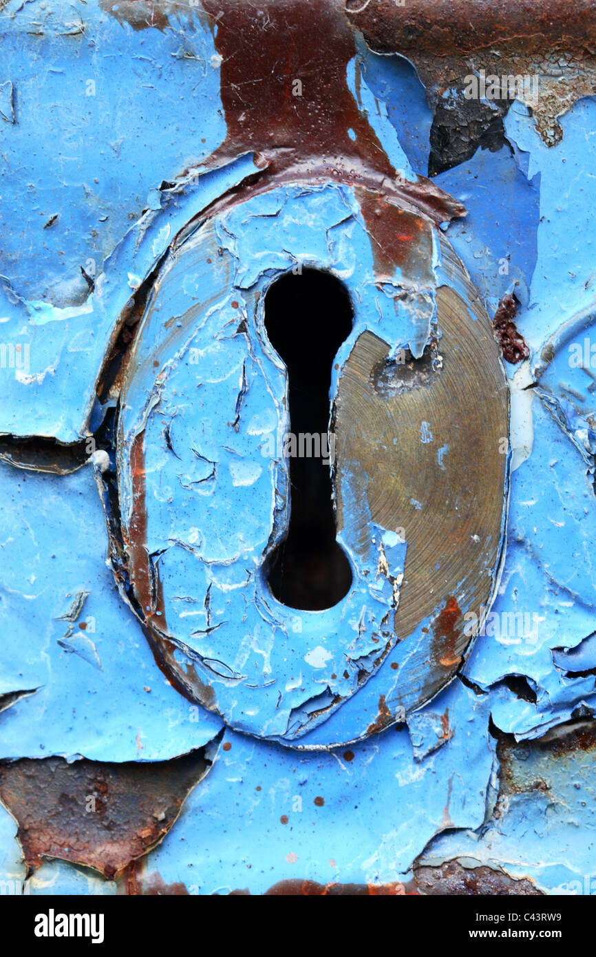 Couches de peinture bleue et peeling altérée sur une serrure de porte ancienne Banque D'Images