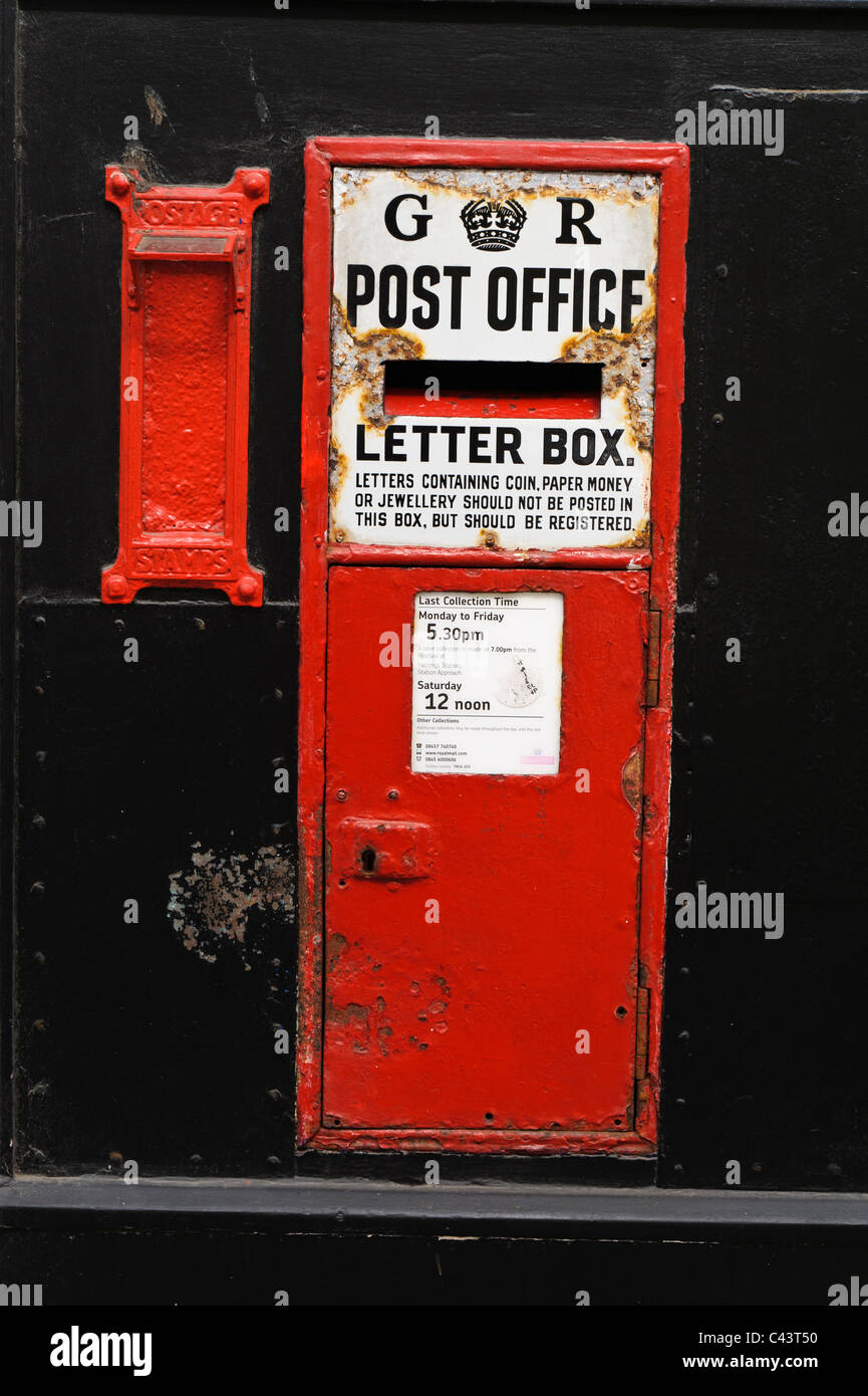 Old Red UK post box Banque D'Images