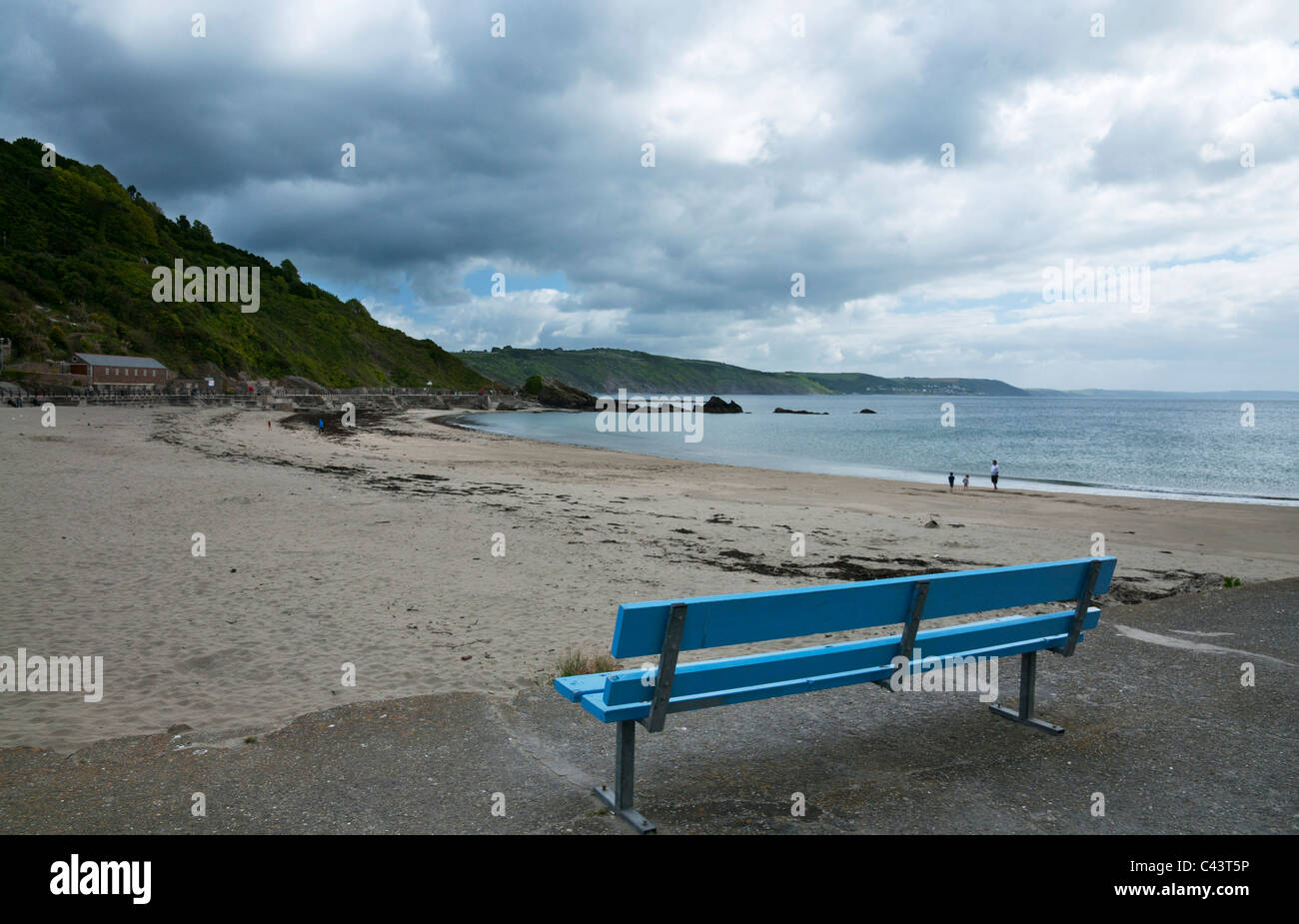Bleu vide assise en bois donnant sur la plage à l'East Looe, Cornwall, UK Banque D'Images