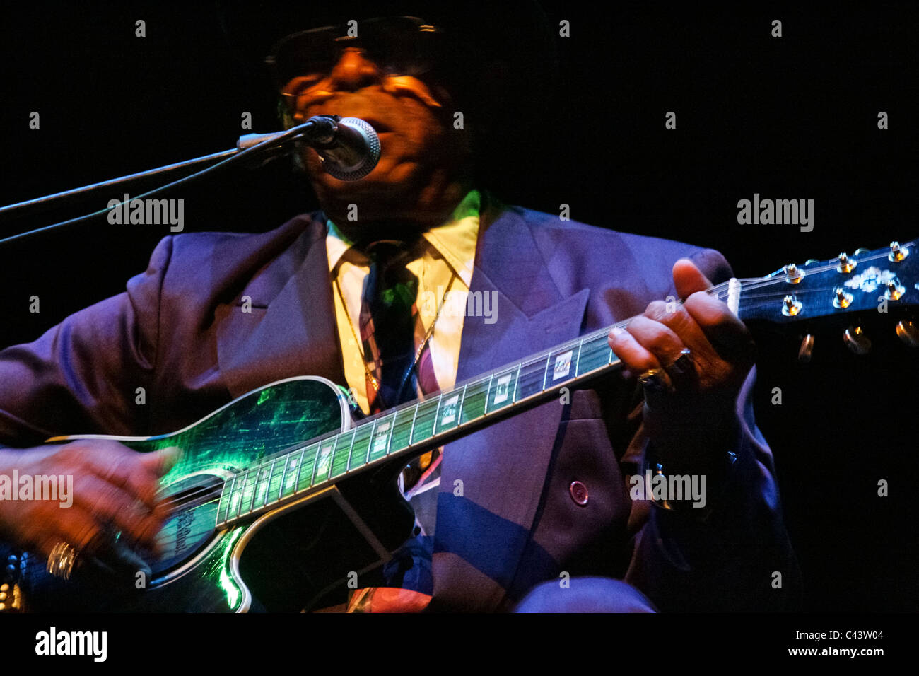 Guitariste et chanteur de blues Robert Belfour en live sur scène, légèrement floue avec le mouvement pour une dynamique Banque D'Images