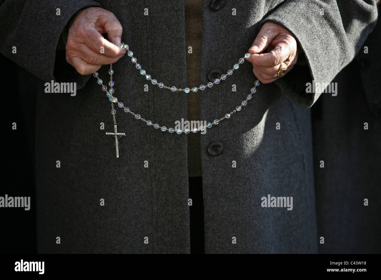 Close up of woman holding rosary en mains Banque D'Images