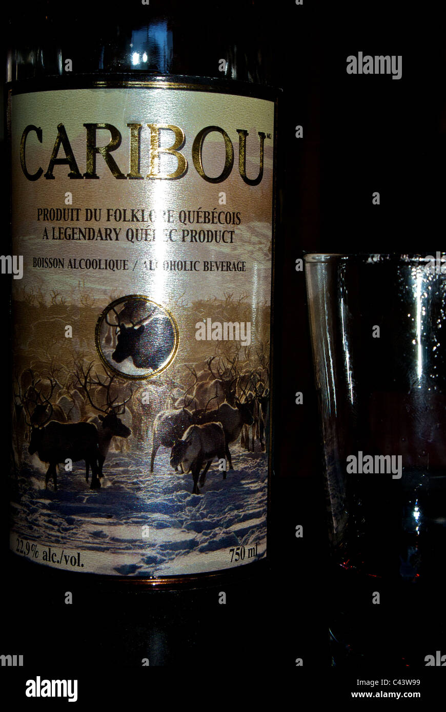 Bouteille de vin de liqueur Caribou légendaire du Québec et verre Photo  Stock - Alamy