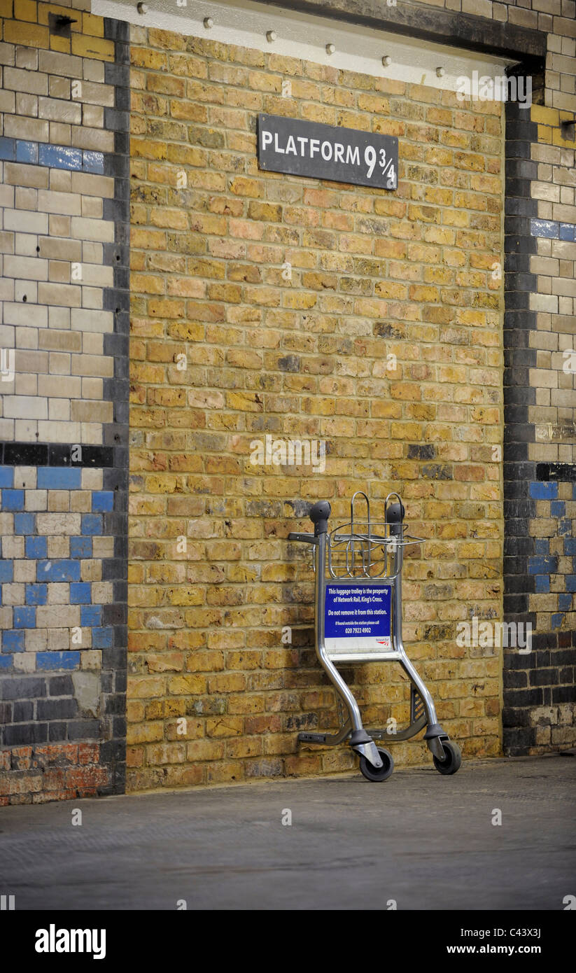 La plate-forme 9¾ à Kings Cross Station célèbre avec le personnage Harry Potter. Banque D'Images
