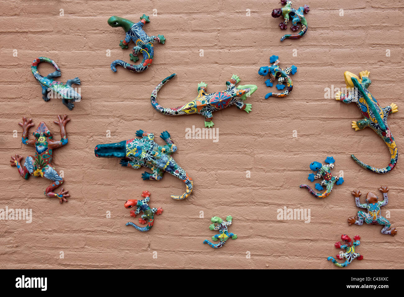 Les animaux de couleur affichée sur le mur de ce magasin de poterie dans la colonie d'art de Tubac, Arizona. Banque D'Images