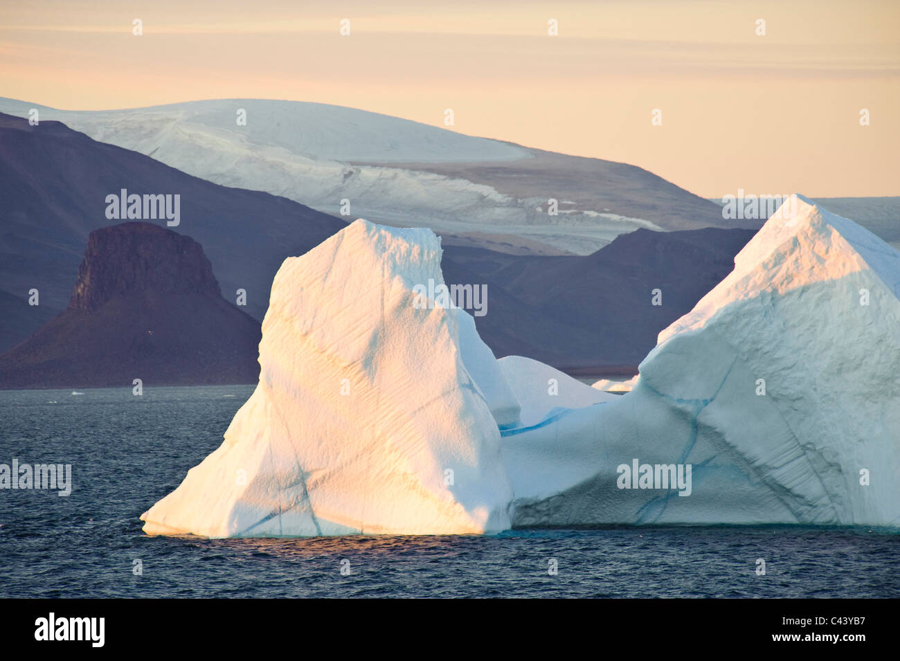 Le Groenland, l'Europe, la baie de Baffin, l'océan Arctique, de la côte ouest, paysage, mer, icebergs, crépuscule, crépuscule, l'humeur Banque D'Images